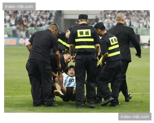 暖心一幕：球迷冲入场内拥抱偶像，被安保礼貌带离
