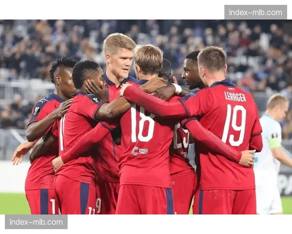 现场：布雷斯特球迷在比赛第12分钟集体鼓掌，纪念已故俱乐部传奇