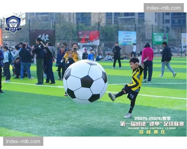 “足球课堂”项目启动，德甲俱乐部深入社区学校开展公益活动