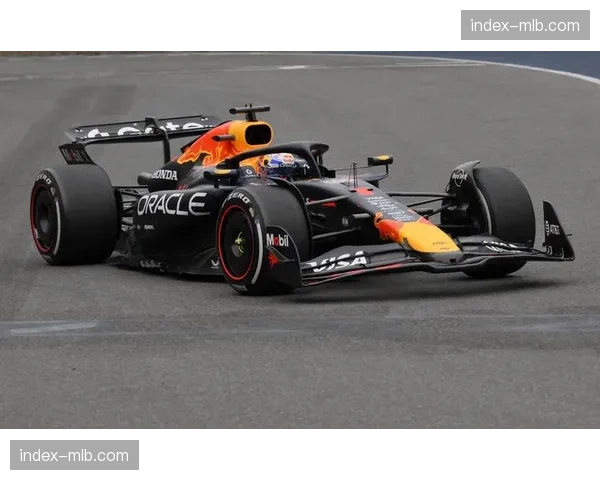 澳大利亚正赛发车：塞恩斯领先，维斯塔潘赛车疑似遭遇引擎故障退赛